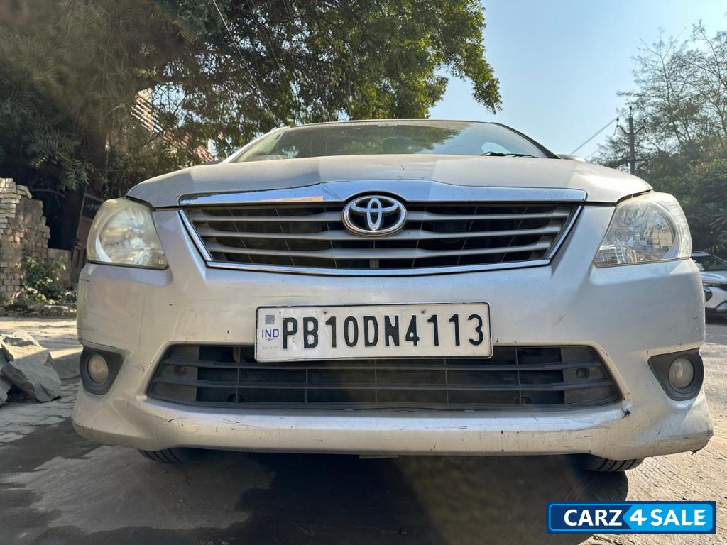 Silver Toyota Innova 2.5 VX 8S