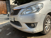 Silver Toyota Innova 2.5 VX 8S