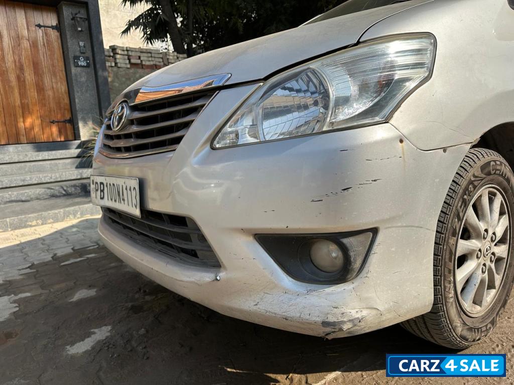 Silver Toyota Innova 2.5 VX 8S