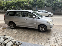 Silver Toyota Innova 2.5 VX 8S