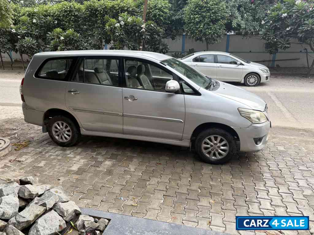 Silver Toyota Innova 2.5 VX 8S