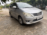 Silver Toyota Innova 2.5 VX 8S