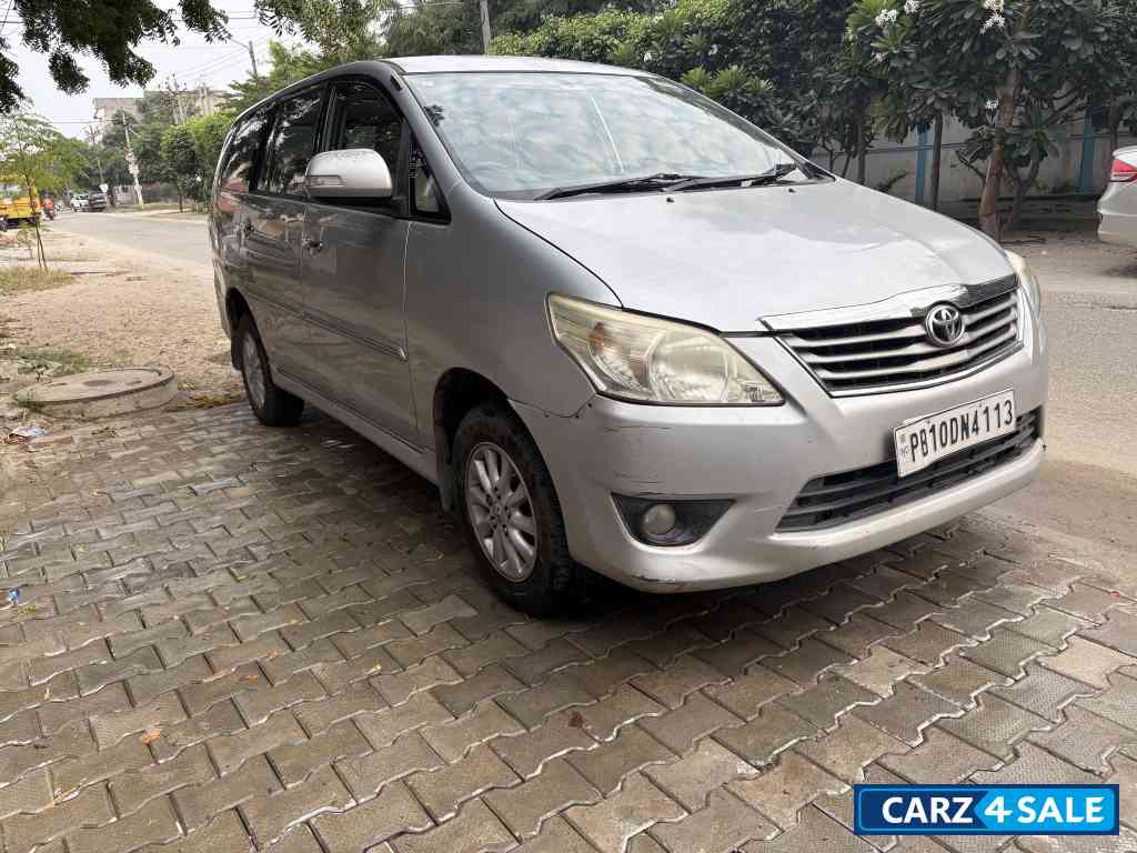Silver Toyota Innova 2.5 VX 8S