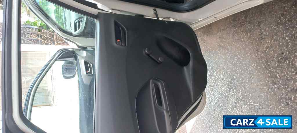 White Maruti Suzuki Baleno Sigma Petrol MT