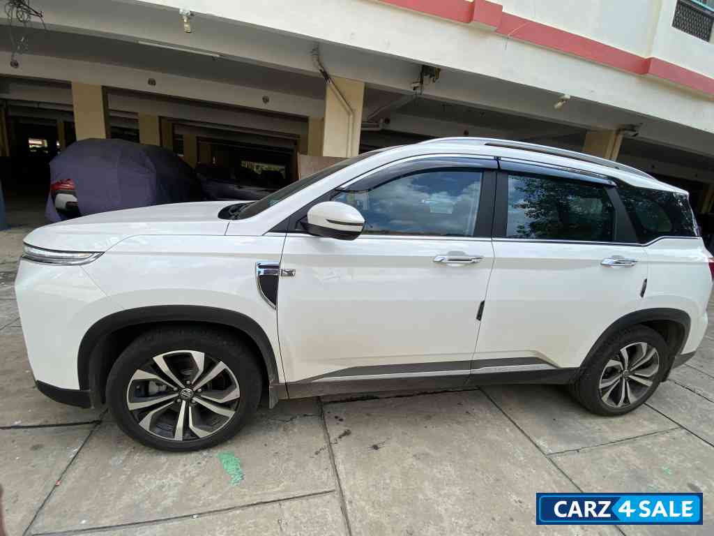 White MG Hector Plus Sharp pro 1.5turbo  7 seater