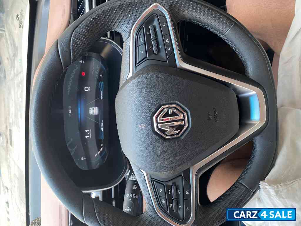 White MG Hector Plus Sharp pro 1.5turbo  7 seater