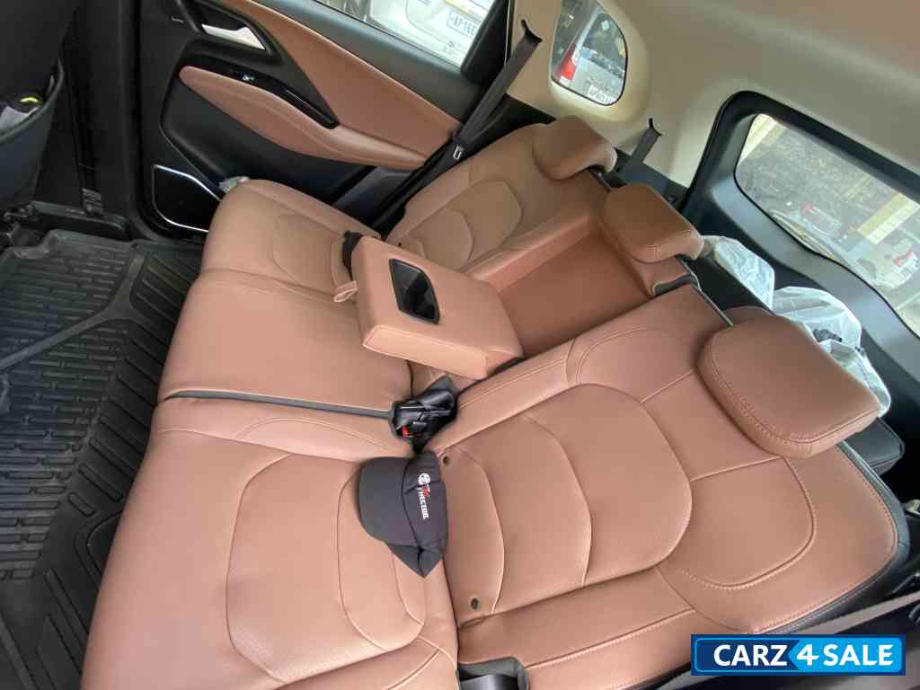White MG Hector Plus Sharp pro 1.5turbo  7 seater