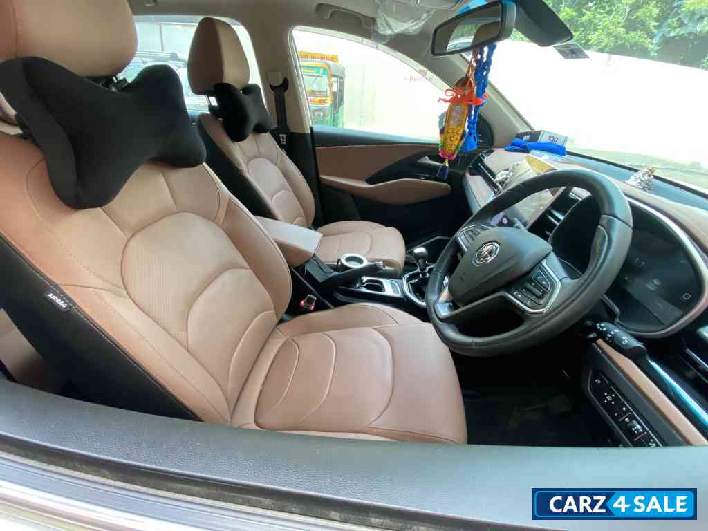 White MG Hector Plus Sharp pro 1.5turbo  7 seater