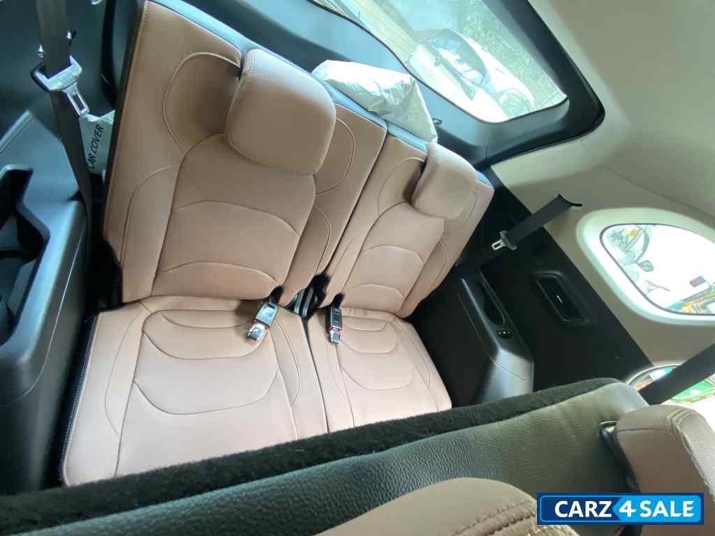 White MG Hector Plus Sharp pro 1.5turbo  7 seater