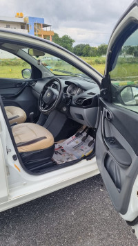 Pearlscent White Tata Tigor Xt