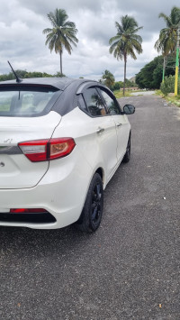 Pearlscent White Tata Tigor Xt