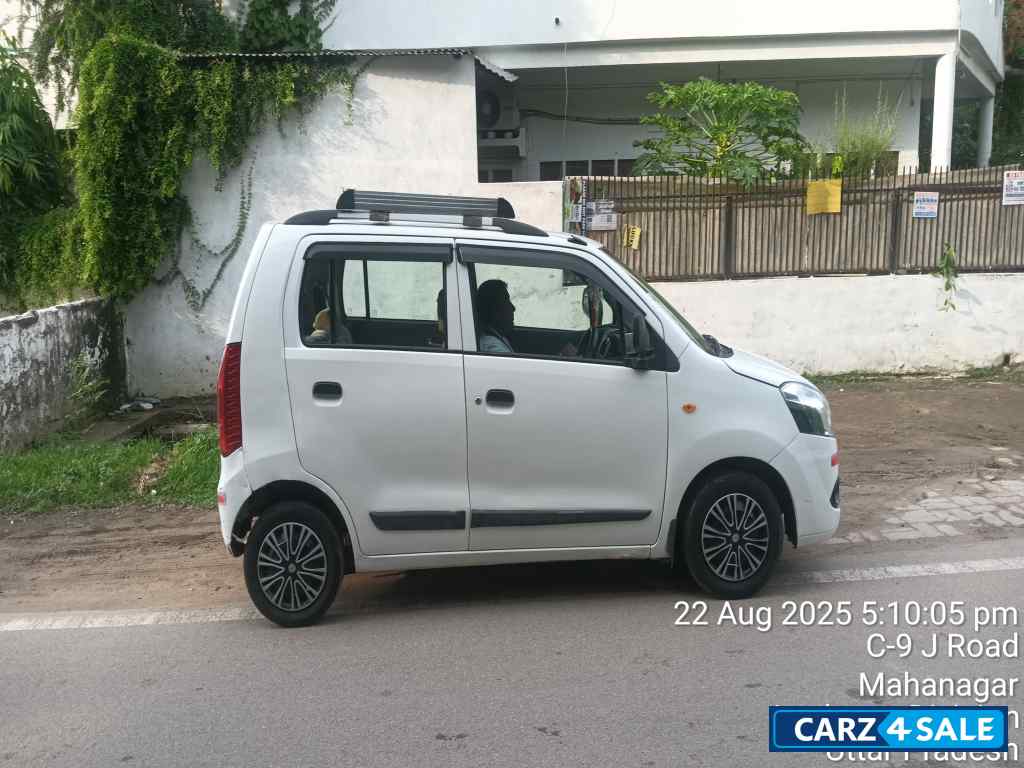 White Maruti Suzuki Wagon R Lxi cng