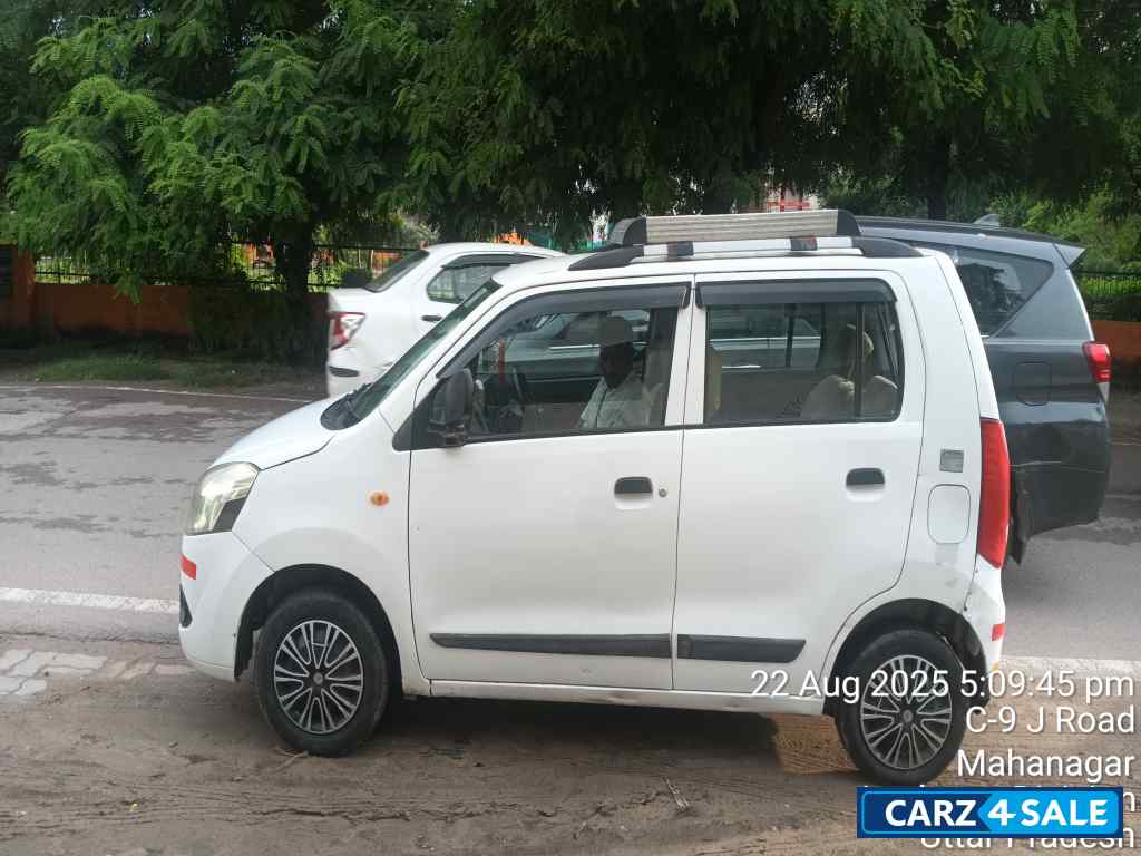 White Maruti Suzuki Wagon R Lxi cng