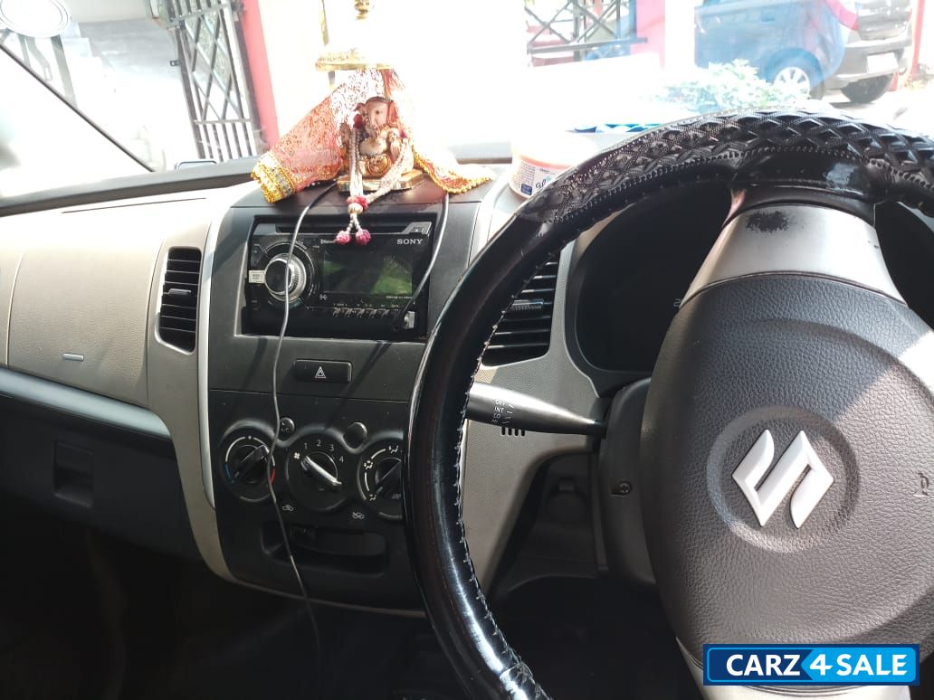 White Maruti Suzuki WagonR White Maruti Suzuki WagonR