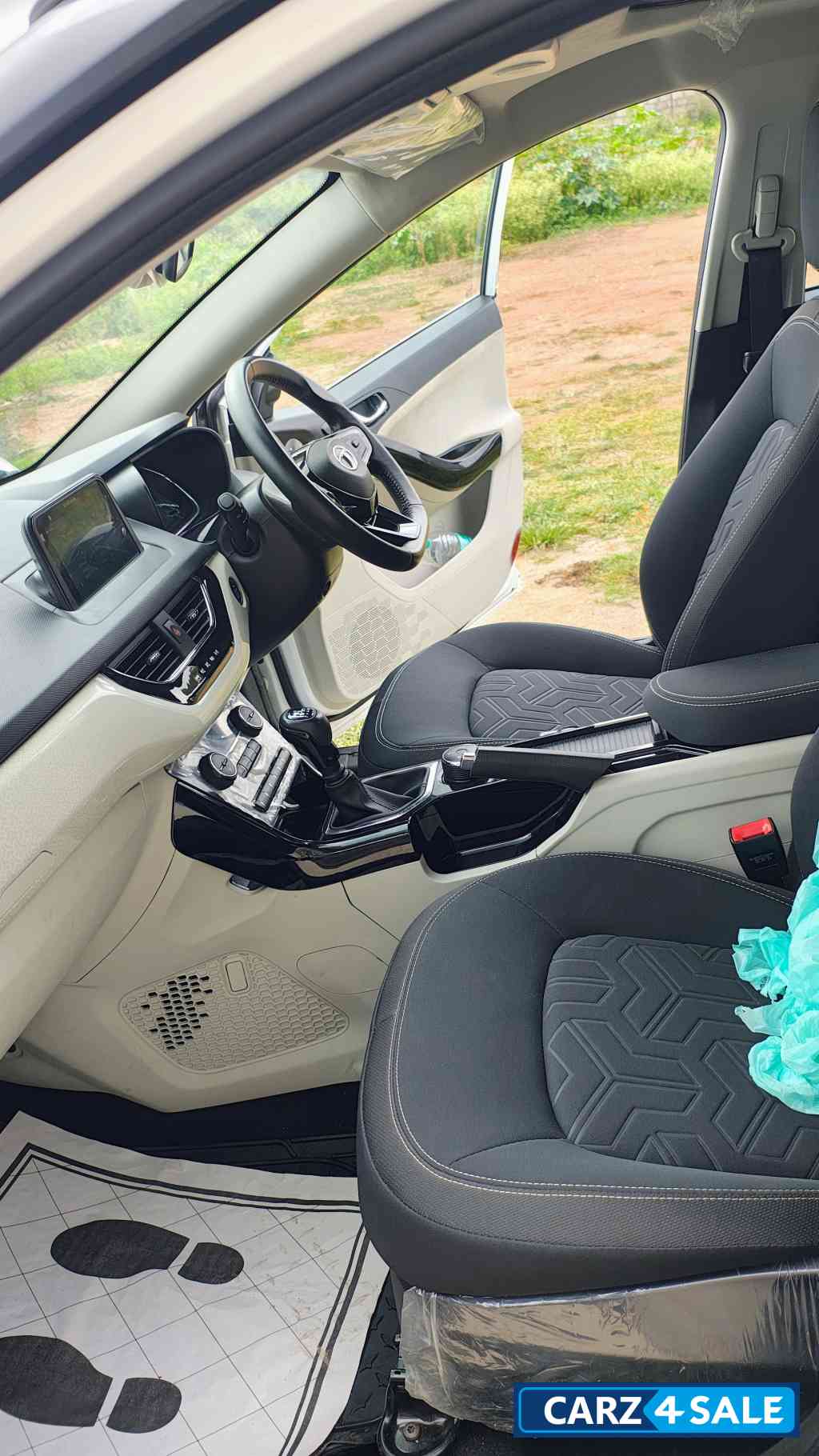 White Tata Nexon Xz plus s