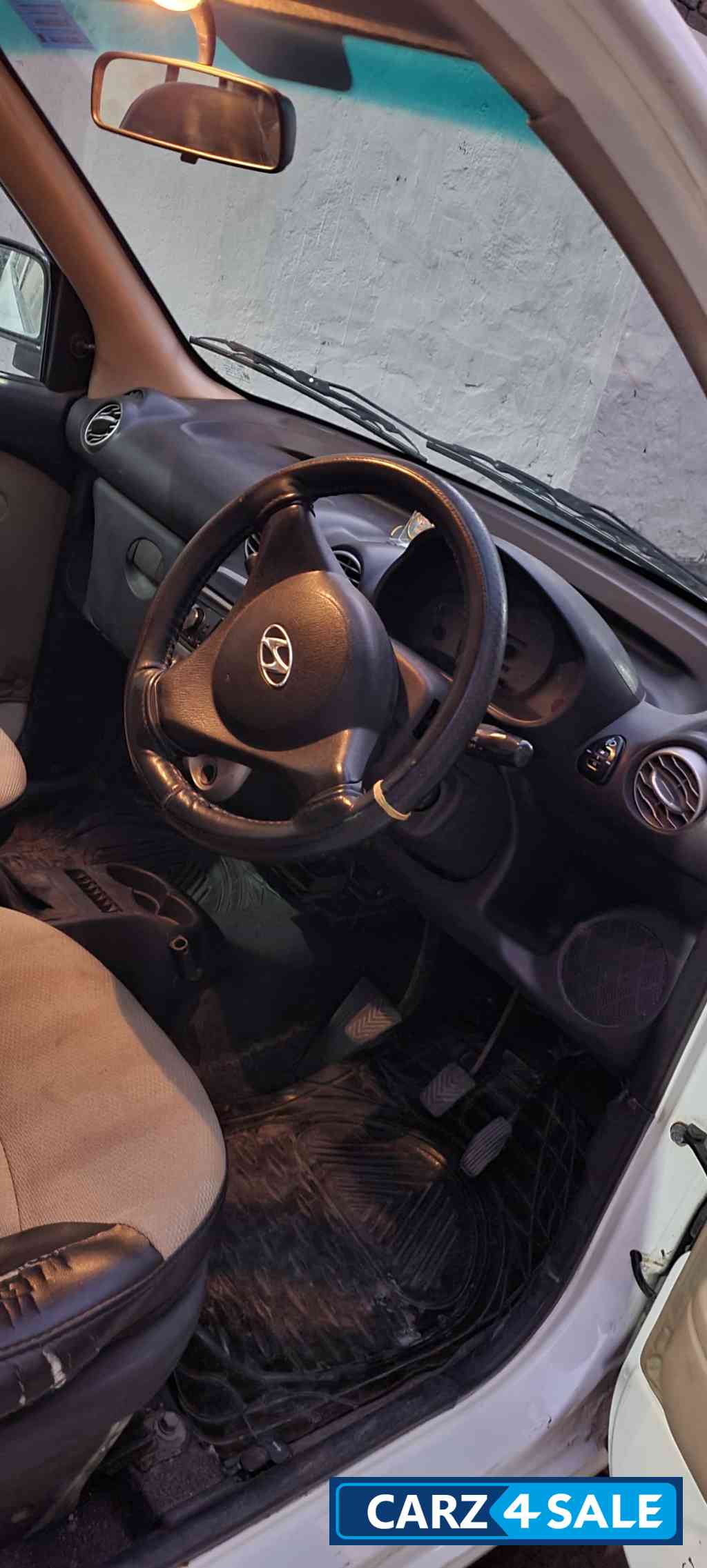 White Hyundai Santro Xing