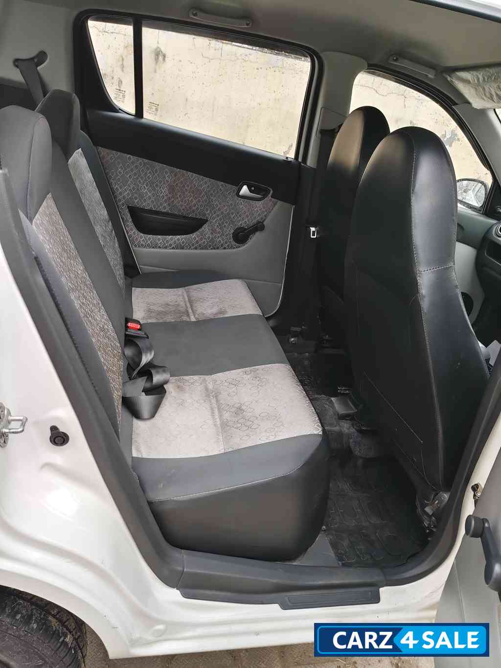 White Maruti Suzuki Alto 800 LXI