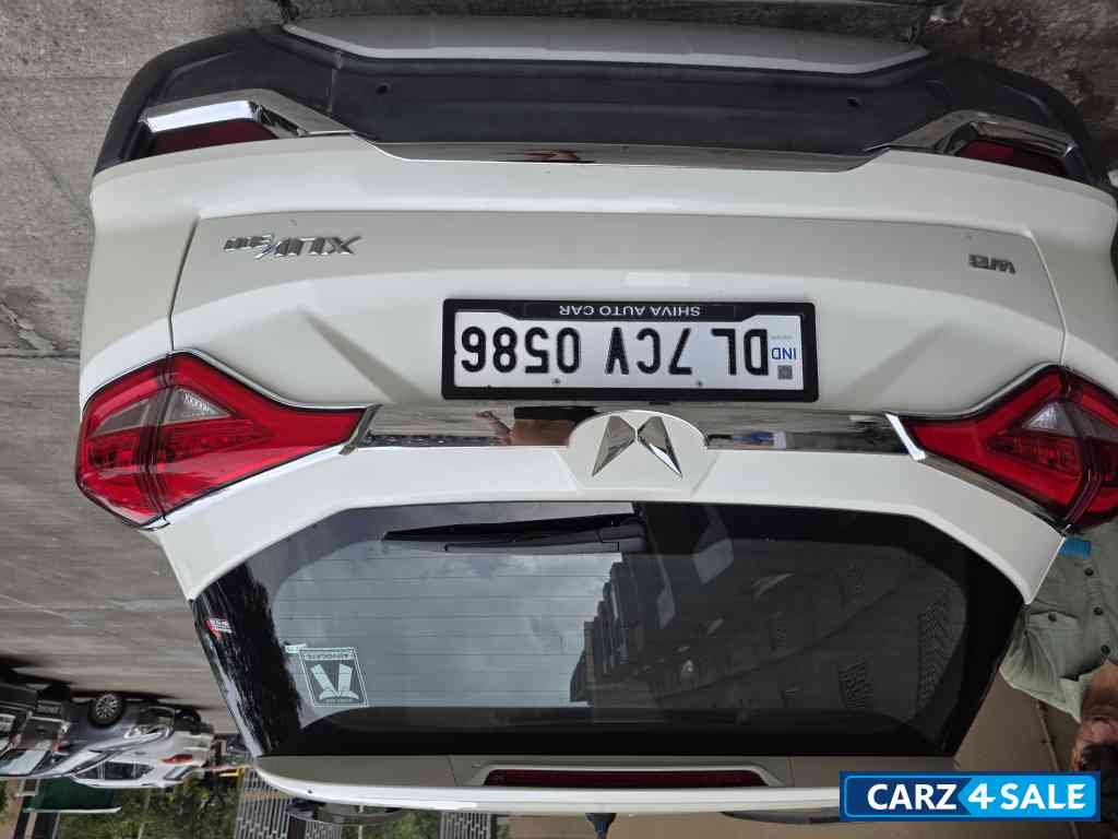 Mahindra XUV300 W8 optional