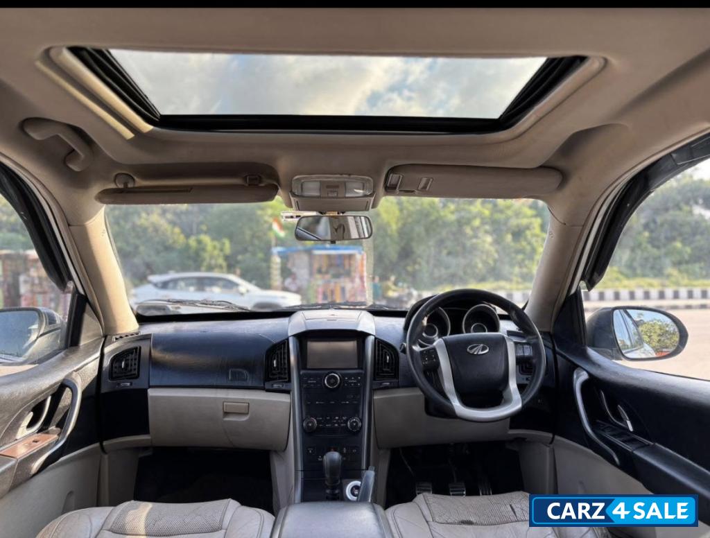 Mahindra XUV 500 W10