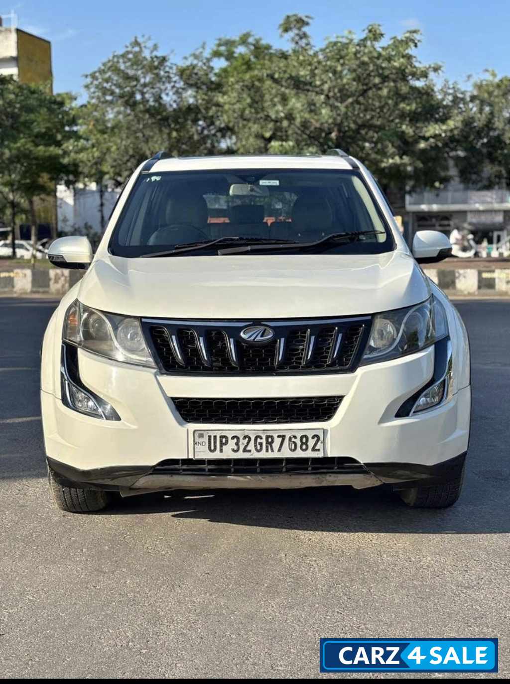 Mahindra XUV 500 W10