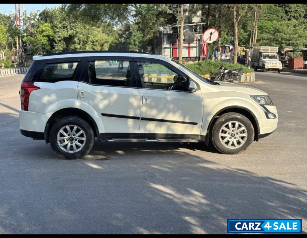 Mahindra XUV 500 W10