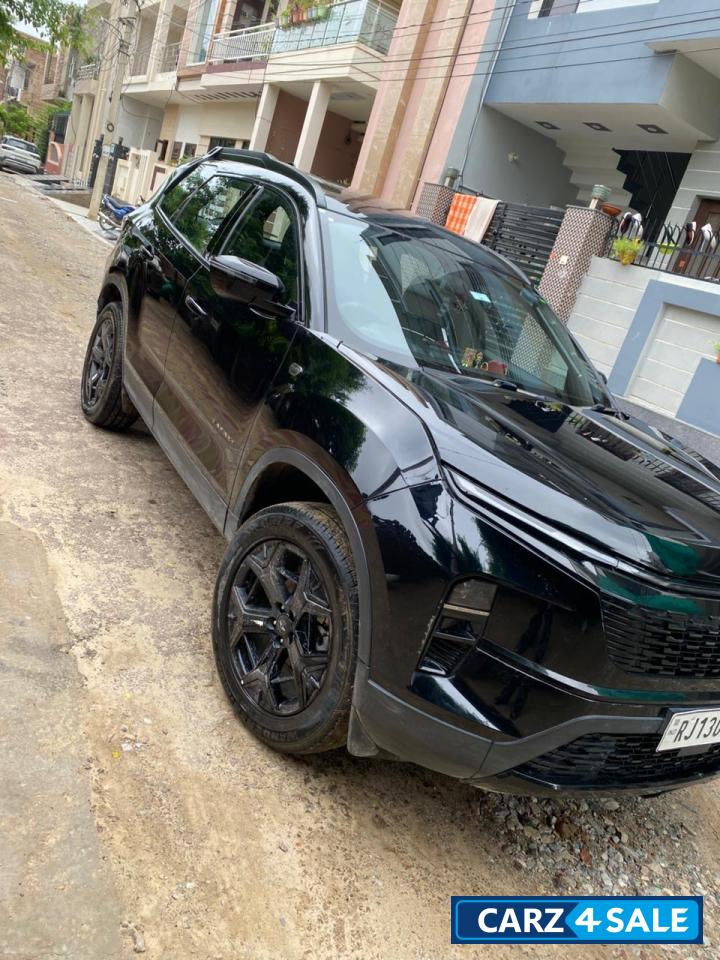 Tata Safari Pure black s