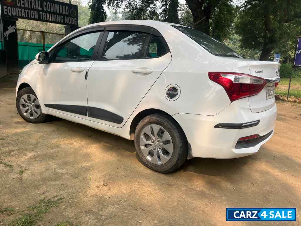 White Hyundai Xcent 1.2 vtvt