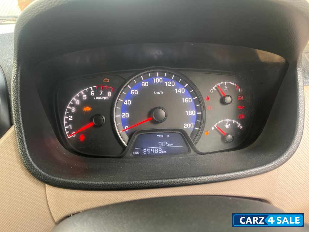 White Hyundai Xcent 1.2 vtvt