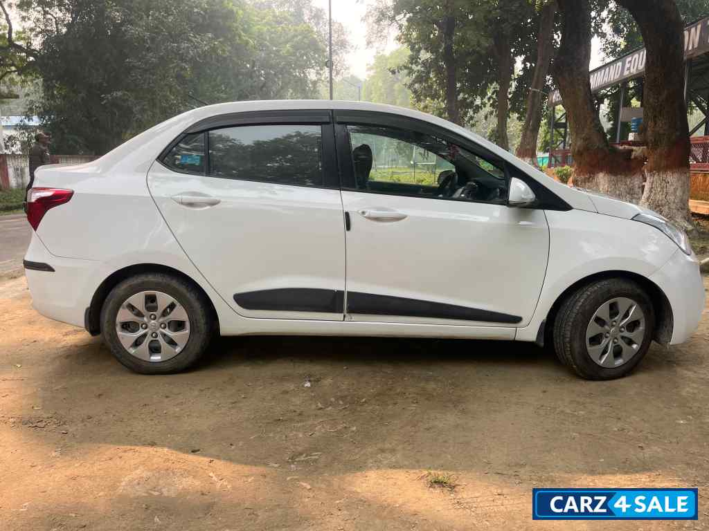White Hyundai Xcent 1.2 vtvt