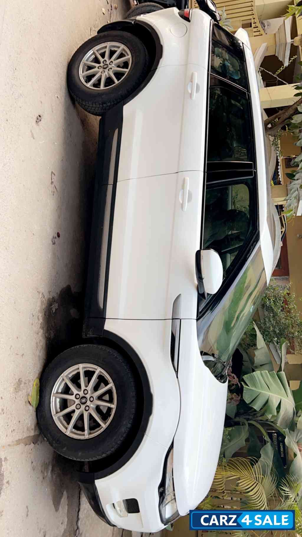 F White Land Rover Range Rover Evoque Sd4 pure