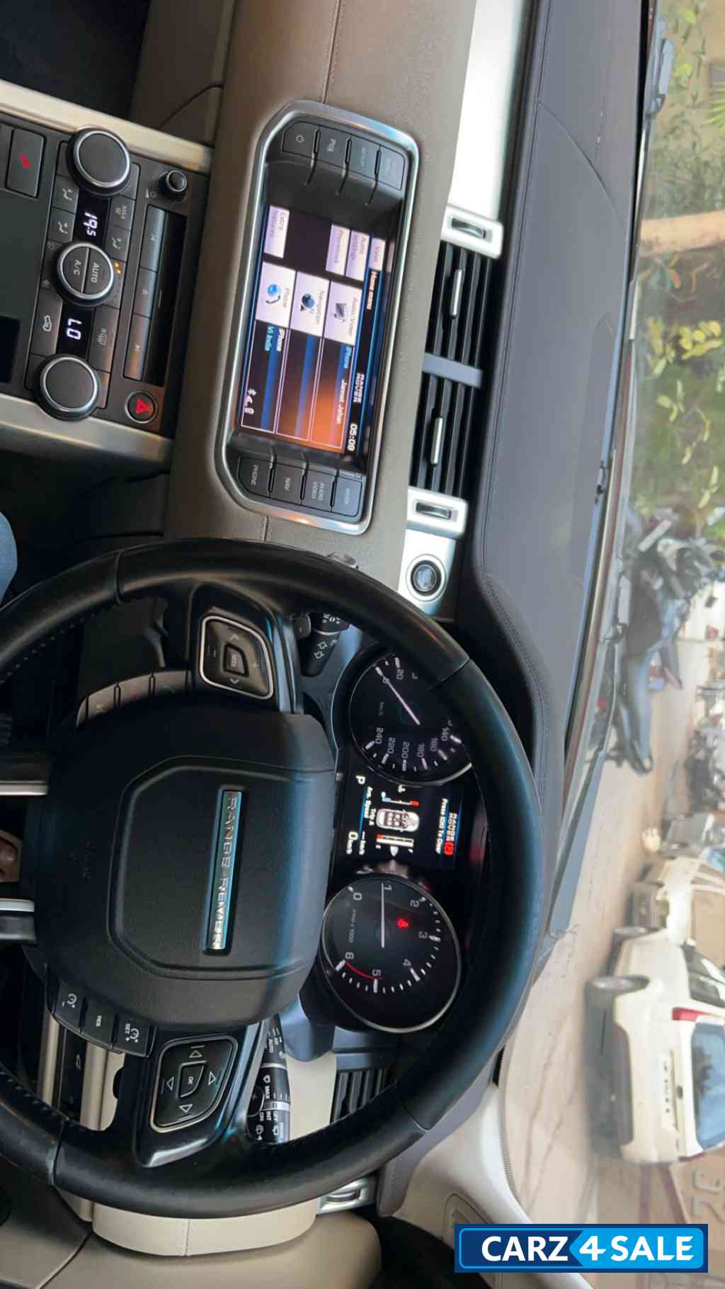 F White Land Rover Range Rover Evoque Sd4 pure