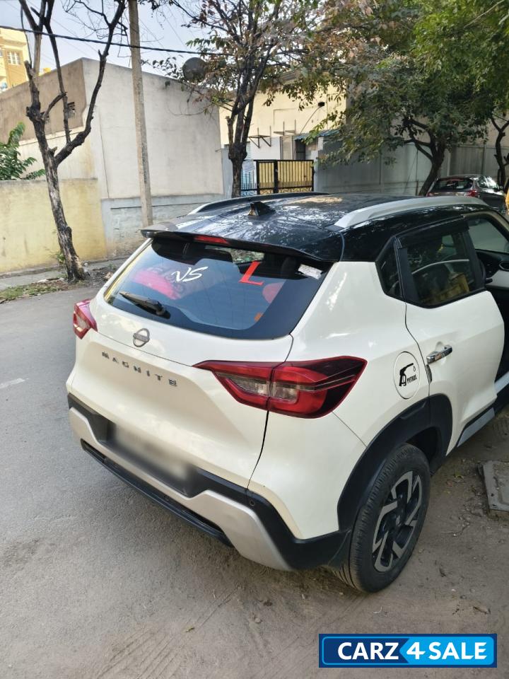 Nissan Magnite XV dual tone