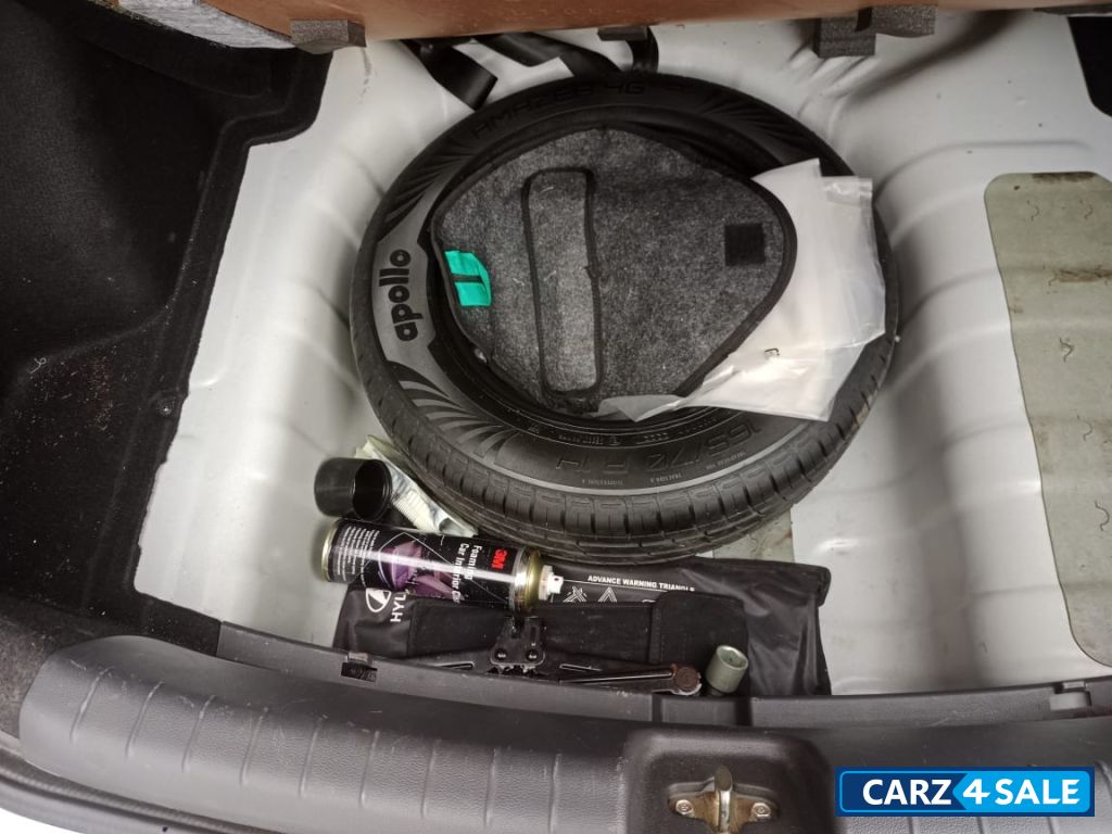 Pearl White Hyundai Aura 1.2 SX