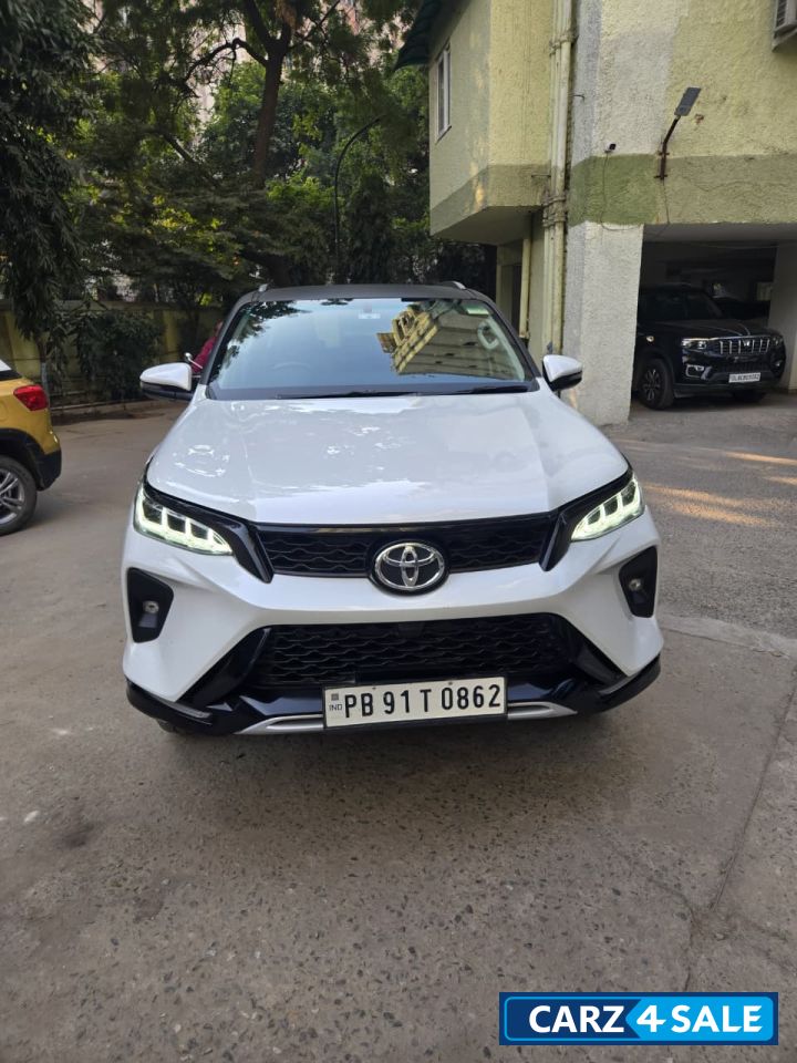 Platinum White Pearl With Blac Toyota Fortuner LEGENDER 4x2