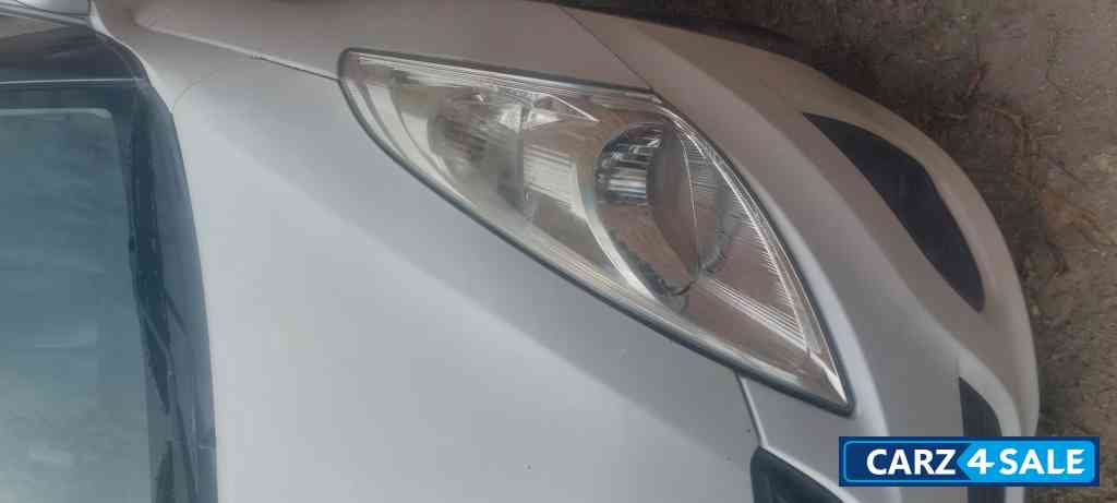 Pearl Arctic White Maruti Suzuki Dzire VDi