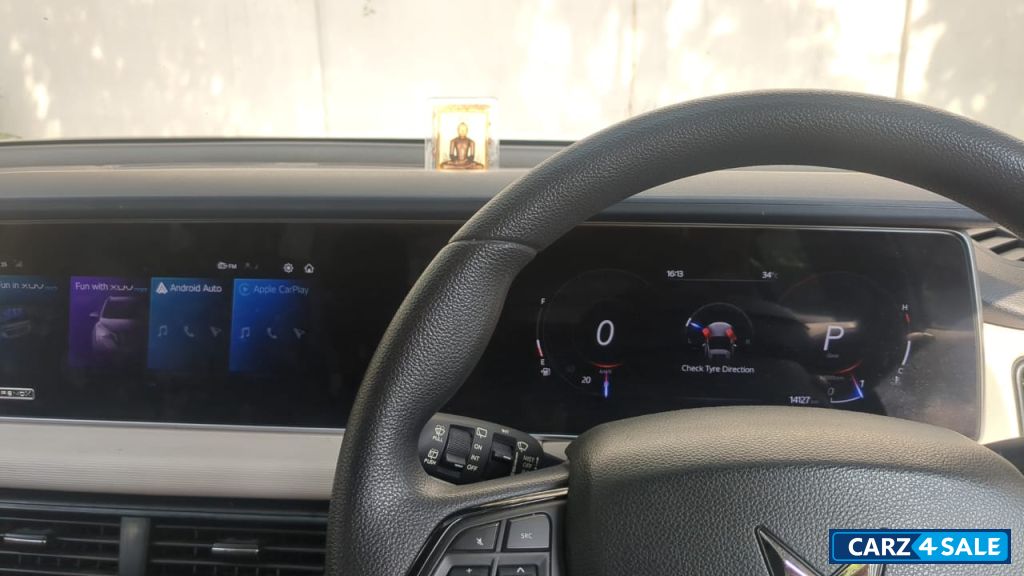 Everest White Mahindra XUV700 AX3