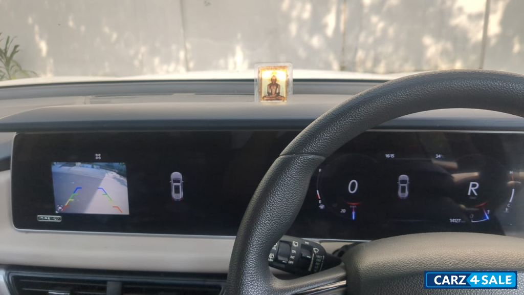 Everest White Mahindra XUV700 AX3