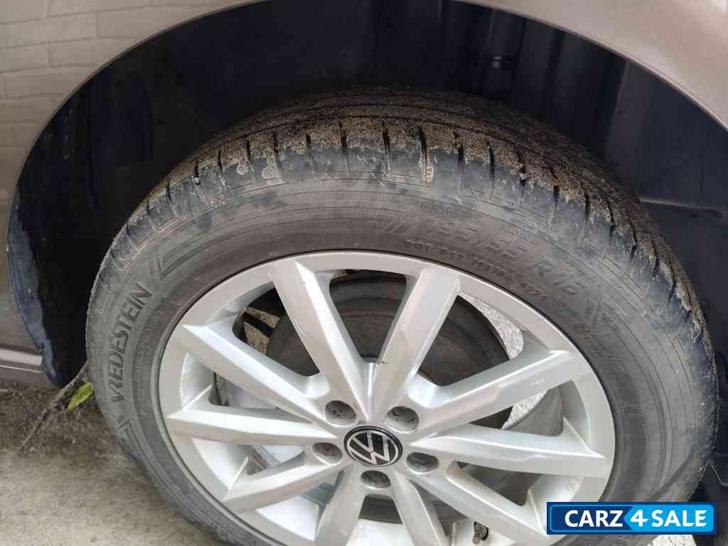 Toffee Brown Volkswagen Vento 2015 Volkswagen Vento 1.5L TDI Diesel DSG Automatic Comfortline Variant