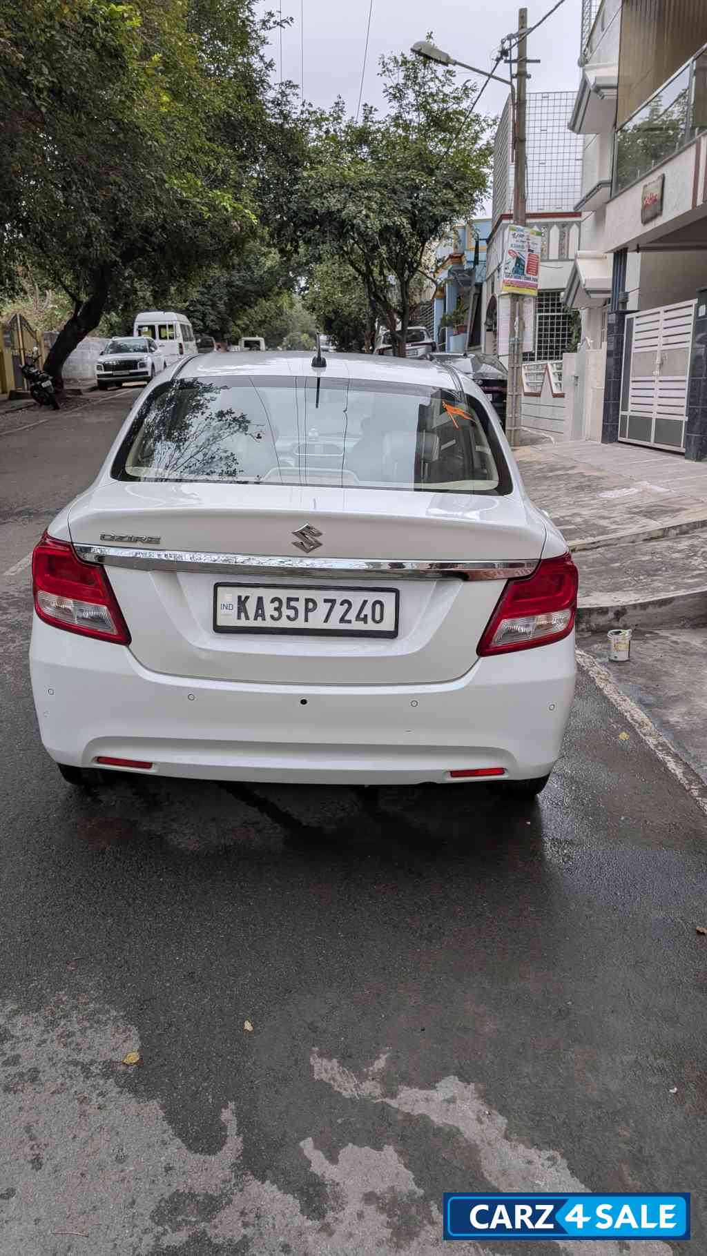 White Maruti Suzuki Dzire Vxi
