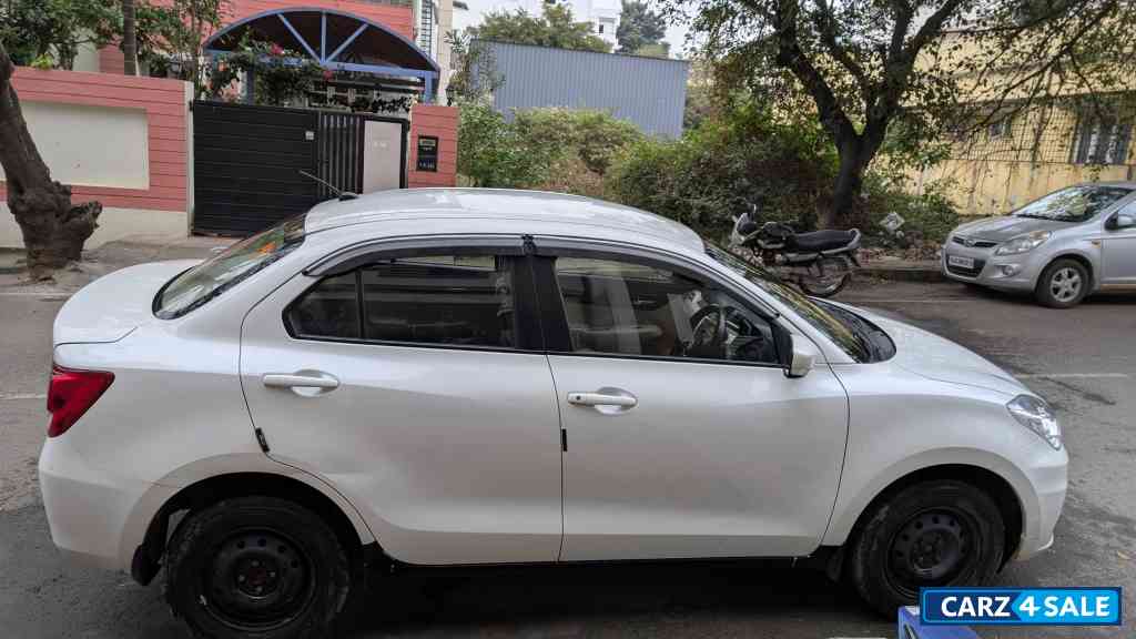 White Maruti Suzuki Dzire Vxi