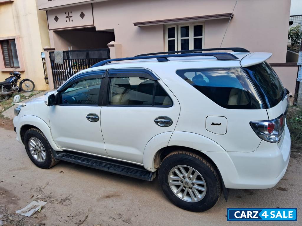 Super White Toyota Fortuner 4x2 AT Super White Toyota Fortuner 4x2 AT