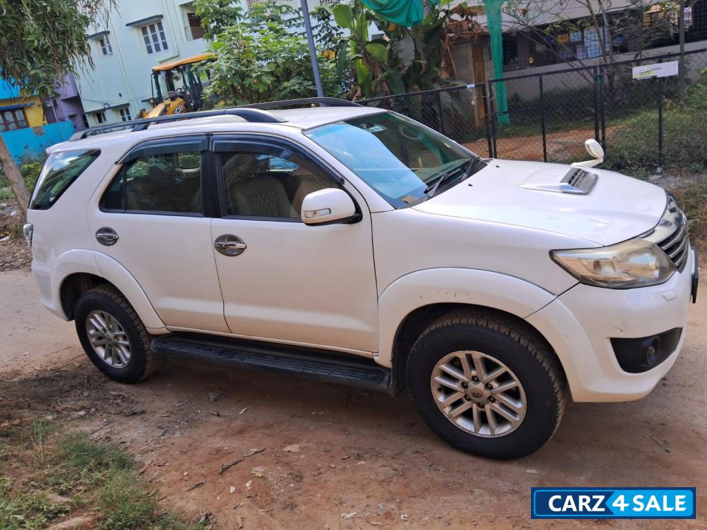 Super White Toyota Fortuner 4x2 AT Super White Toyota Fortuner 4x2 AT