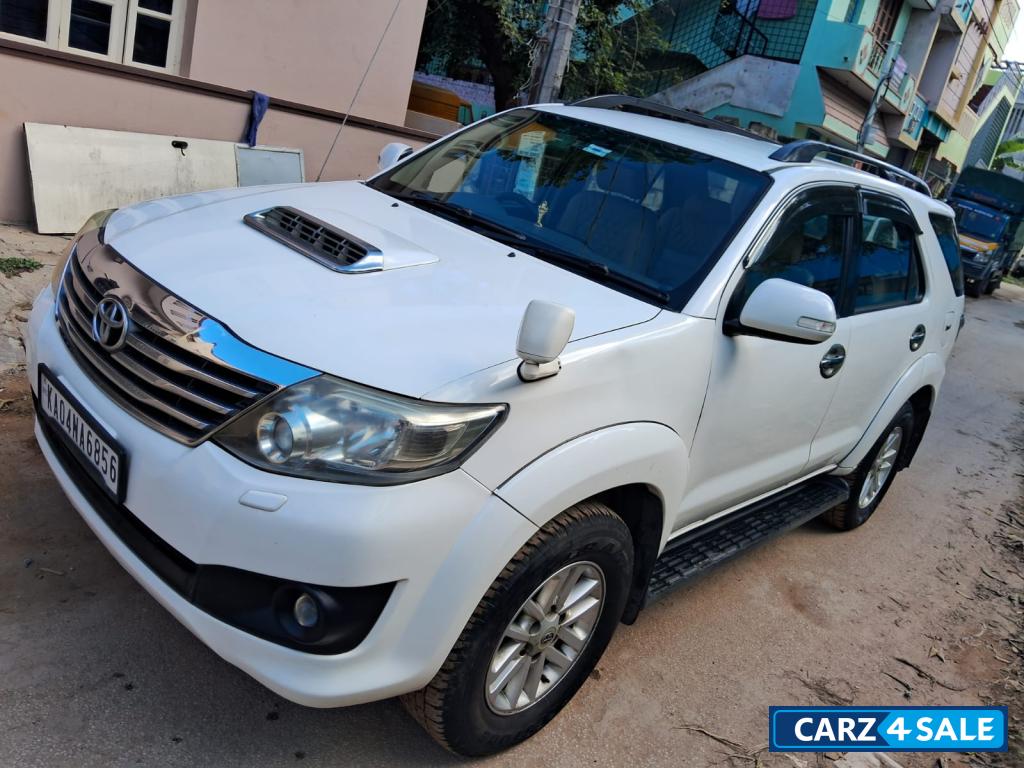 Super White Toyota Fortuner 4x2 AT Super White Toyota Fortuner 4x2 AT