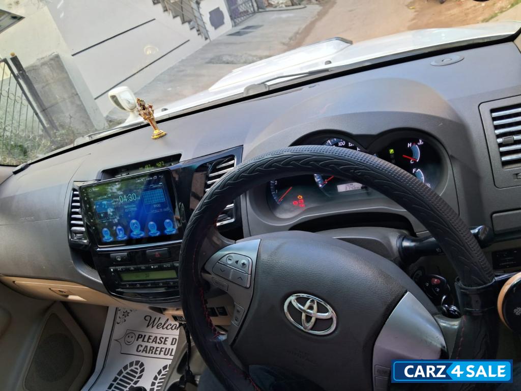 Super White Toyota Fortuner 4x2 AT Super White Toyota Fortuner 4x2 AT