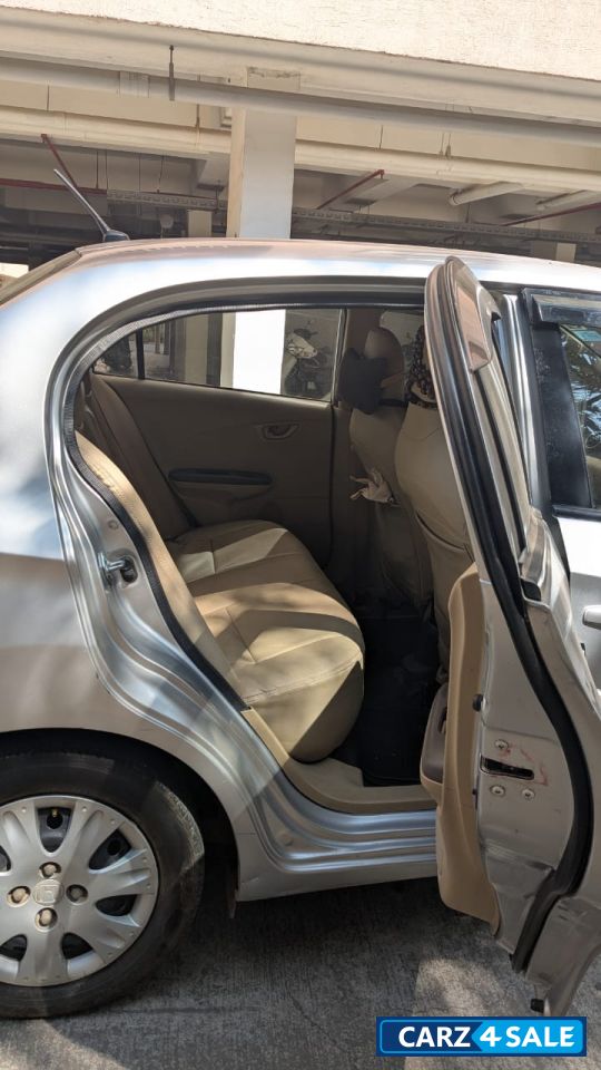 A Silver Honda Amaze S IV tec A Silver Honda Amaze S IV tec