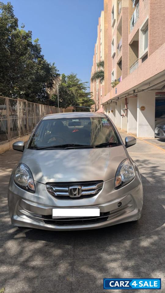 A Silver Honda Amaze S IV tec A Silver Honda Amaze S IV tec