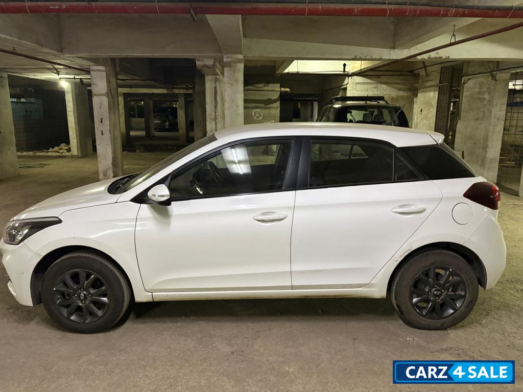 White Hyundai Elite i20 Sportz plus