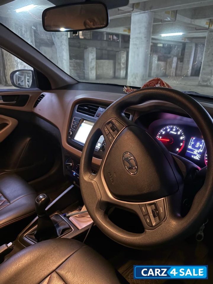 White Hyundai Elite i20 Sportz plus