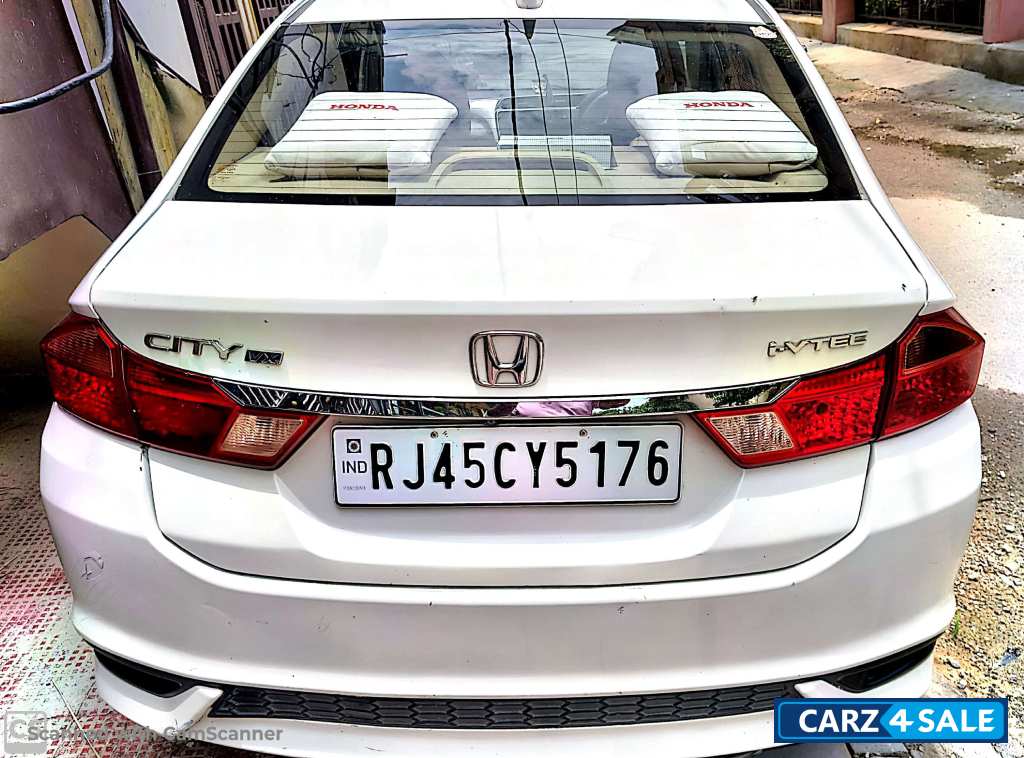 White Honda City V AT SUNROOF I VTECH White Honda City V AT SUNROOF I VTECH