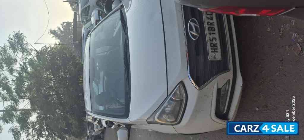 Polar White Hyundai Xcent E+